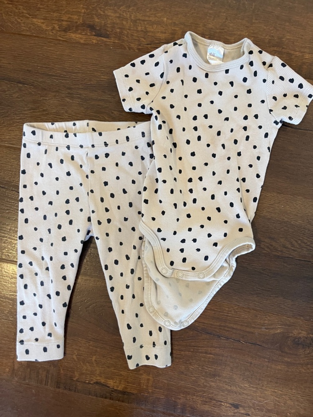 H&M Beige Polka Dot Ribbed Baby Set